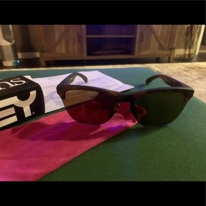 New Unworn Matte Brown Oakley Frogskins Authentic
